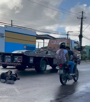 Motociclista fica ferido após colisão entre duas motos na Av. Menino Marcelo