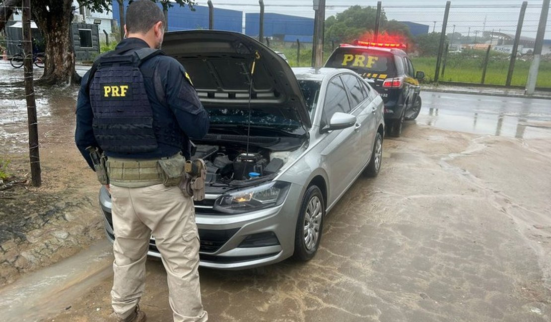 PRF prende mulher por adulteração de sinal identificador de veículo automotor em Maceió