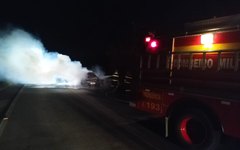 Veículo capota e pega fogo em rodovia deixando quatro pessoas feridas