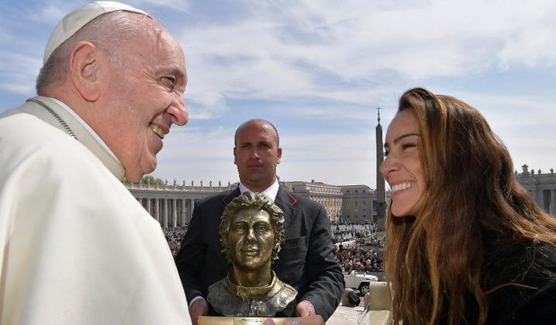 Papa Francisco recebe busto de Ayrton Senna e reconhece piloto