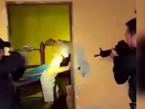 Traficante leva susto ao ser flagrado pela polícia vendendo drogas