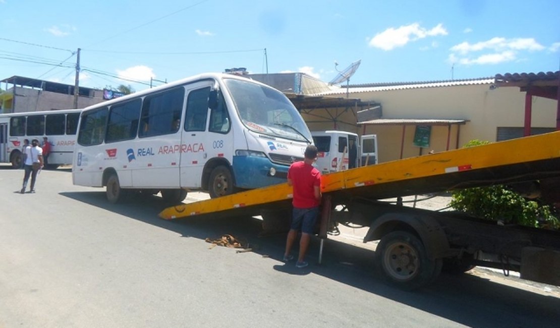 Ônibus são retirados das ruas do Centro com  guincho por policiais militares