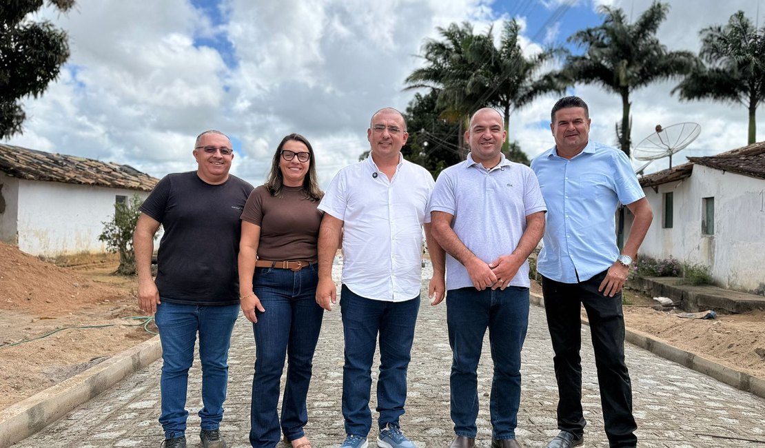 Prefeito Leandro Silva cumpre promessa e leva calçamento ao povoado Olho D’Água