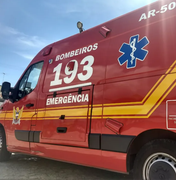 Moto pega fogo no meio da rua no bairro Prado, em Maceió
