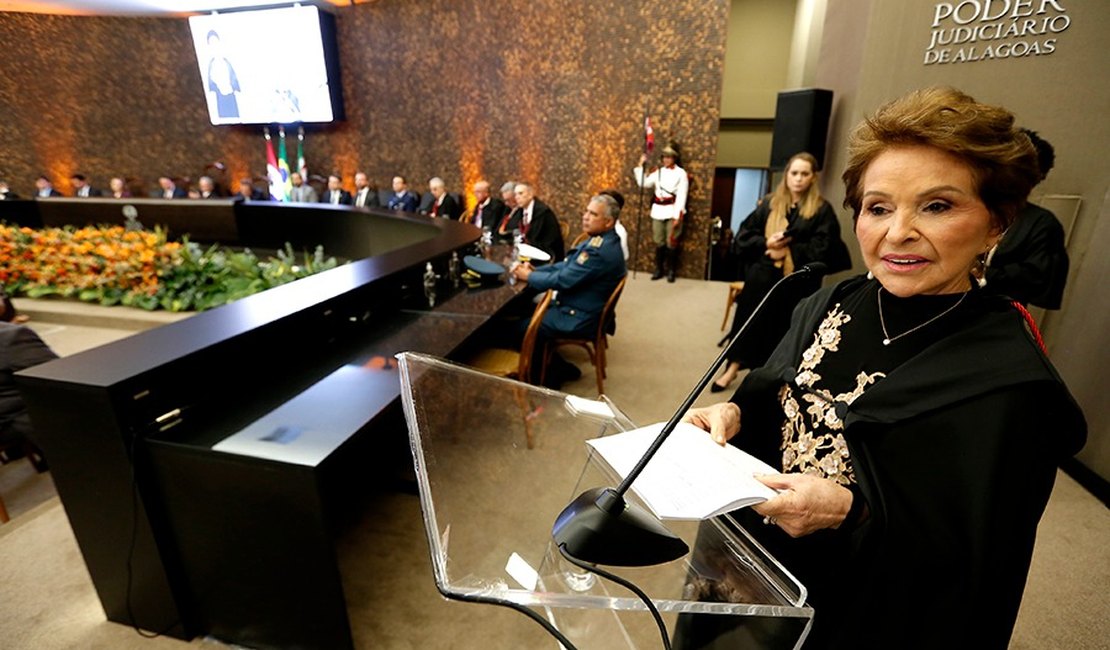 Ana Florinda reafirma compromisso com Justiça ao tomar posse no TJAL
