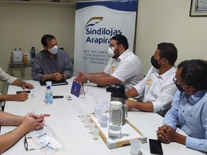 Hector Martins e José Edson participam de sabatina com empresários na sede do Sindilojas, em Arapiraca