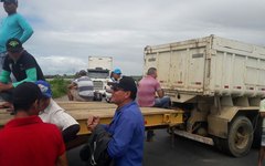 Agricultores ficam sem energia e bloqueiam ponte da BR-101