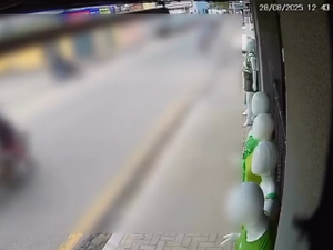 [Vídeo] Mulher é atropelada por motocicleta ao atravessar fora da faixa de pedestres