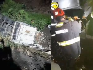 [Vídeo] Carreta tomba e deixa condutor gravemente ferido na BR-101 em Joaquim Gomes