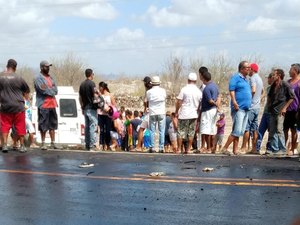 Colisão entre van e caminhão deixa pessoa presa às ferragens