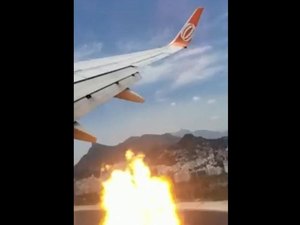 Passageiros filmam clarões perto da asa, e avião muda rota