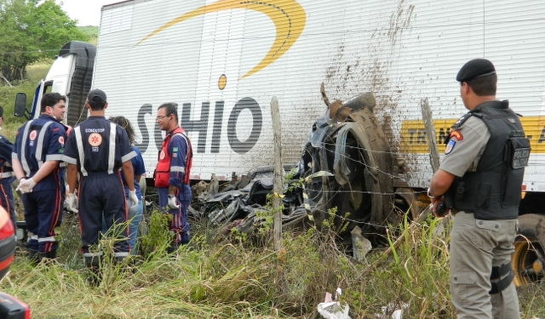 Grave acidente deixa dois mortos na AL-110, na zona rural de Arapiraca