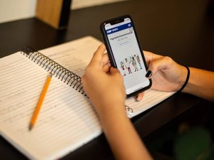 Alunos de medicina pagam quase R$ 8 mil por aulas online durante pandemia