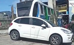 Carro estacionado próximo à linha férrea quase provoca acidente com VLT