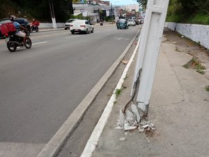 Poste ameaça cair na Avenida Leste-Oeste em Maceió