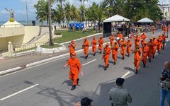 Tropas desfilam na Avenida da Paz e encantam o público