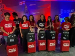[Vídeo] Alunos da rede estadual recebem kits para intercâmbio de inglês na Inglaterra