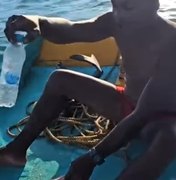 [Vídeo] Pescador acha garrafa pet dentro de peixe em Maragogi