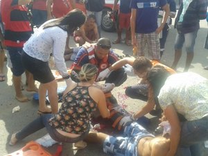 Colisão entre carro e moto deixa duas pessoas feridas em Arapiraca