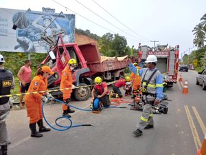 Condutor foge e deixa passageiro preso às ferragens após acidente