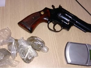 Jovem é flagrado com revólver e drogas e acaba detido no Litoral Norte