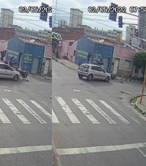 Câmera de segurança registra colisão entre carro e moto no Poço, em Maceió