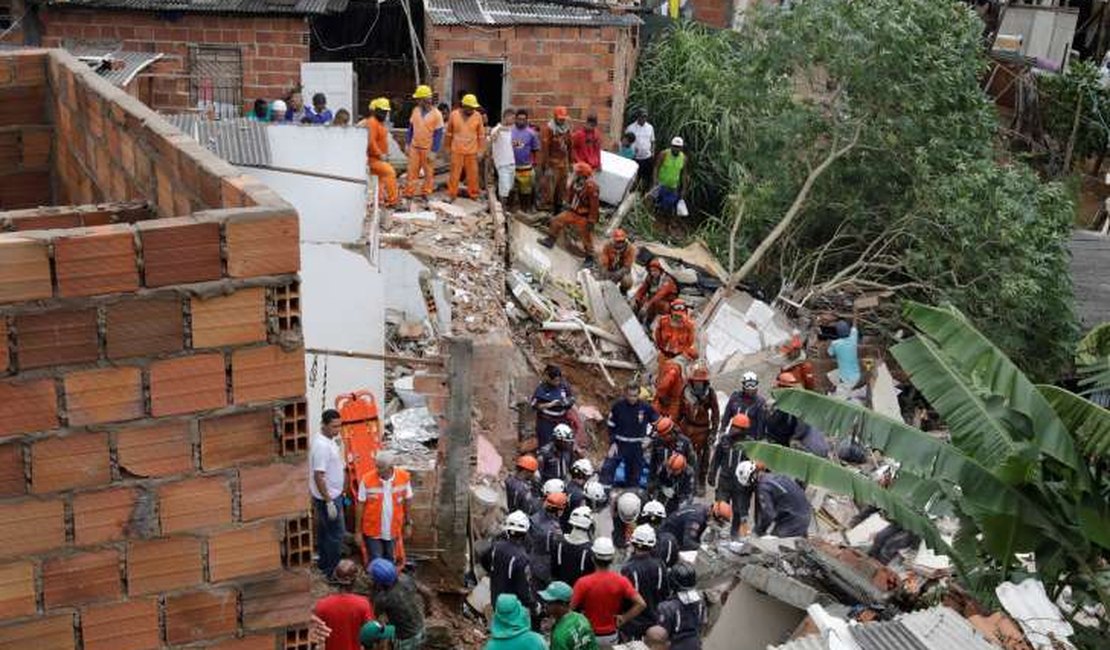 Sobe para 4 total de mortos em desabamento de prédio em Salvador