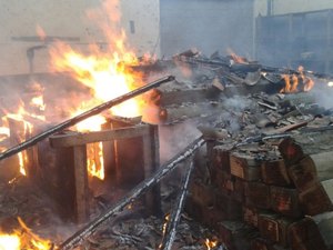 Usuários de drogas ateiam fogo em galpão da antiga estação ferroviária de Arapiraca