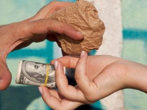 Após denúncia anônima, PM prende duas pessoas com drogas e munição