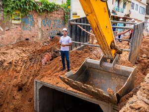 Prefeito Rodrigo Cunha vistoria obra de macrodrenagem da Grota do Ipanema