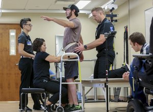 Tratamento experimental faz paraplégicos recuperarem movimentos das pernas