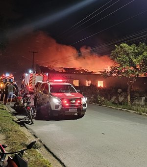 [Vídeo] Incêndio destrói fábrica de estofados no bairro Bom Sucesso, em Arapiraca