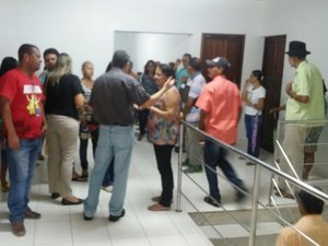 Aposentados e pensionistas ocupam prefeitura em protesto contra salários atrasados
