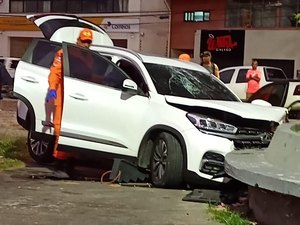 Acidente de carro no bairro Jatiúca deixa uma das vítimas presa às ferragens