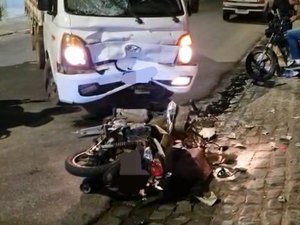 Colisão frontal entre carro e moto deixa mulher gravemente ferida em Arapiraca