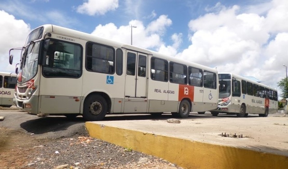 Criminoso invade ônibus e rouba celulares e dinheiro de passageiros