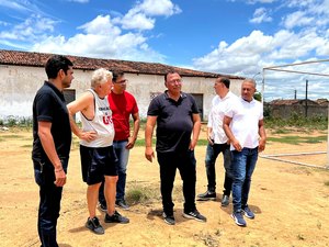 Secretaria de Esporte vistoria ginásio e campos de futebol em Arapiraca