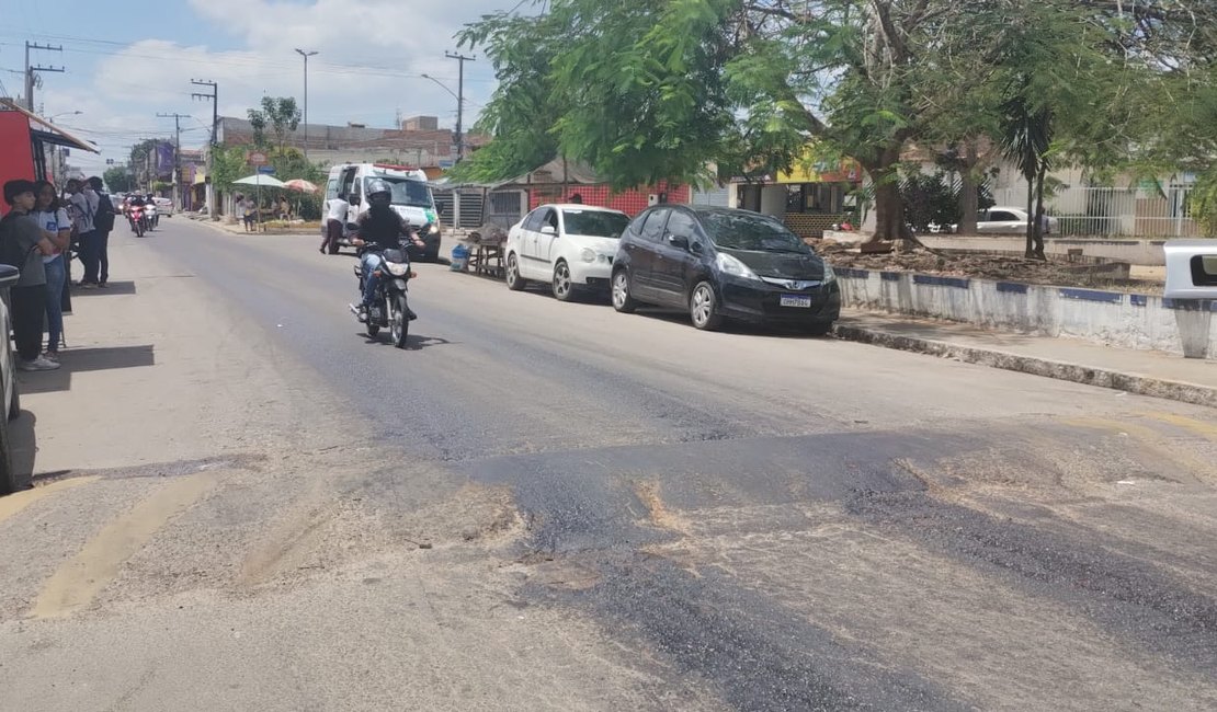 [Vídeo] Caminhão derrama óleo e provoca acidentes no bairro Cacimbas nesta quarta (04)