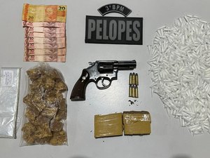 Adolescente é apreendido com revólver, cocaína, crack e maconha no bairro Batingas, em Arapiraca