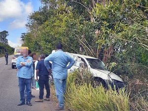 Colisão em árvore deixa motorista preso às ferragens na AL-105