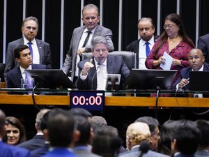 Arthur Lira repreende deputado Nikolas Ferreira por discurso contra mulheres trans