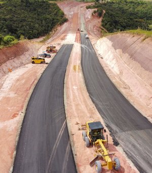 Mais um trecho de acesso ao Aterro Sanitário recebe pavimentação, no Benedito Bentes
