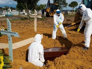 Em novo recorde, média de mortes por Covid-19 no Brasil chega a 1.353