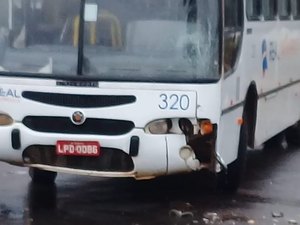 Colisão entre ônibus e moto deixa mulher ferida em Arapiraca