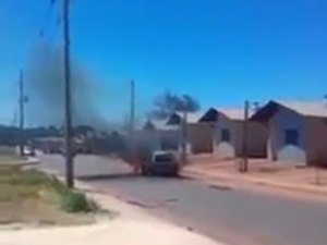 [Vídeo] Mulher ateia fogo no carro do marido após descobrir traição