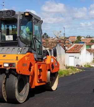 Do barro para o asfalto: Três ruas do bairro cacimbas ganham pavimentação