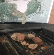 Bandidos atacam carro de servidor público jogando pedra no para brisa na Barra de São Miguel