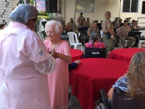 Polícia Militar doa alimentos e leva apresentação musical para abrigo de Maceió