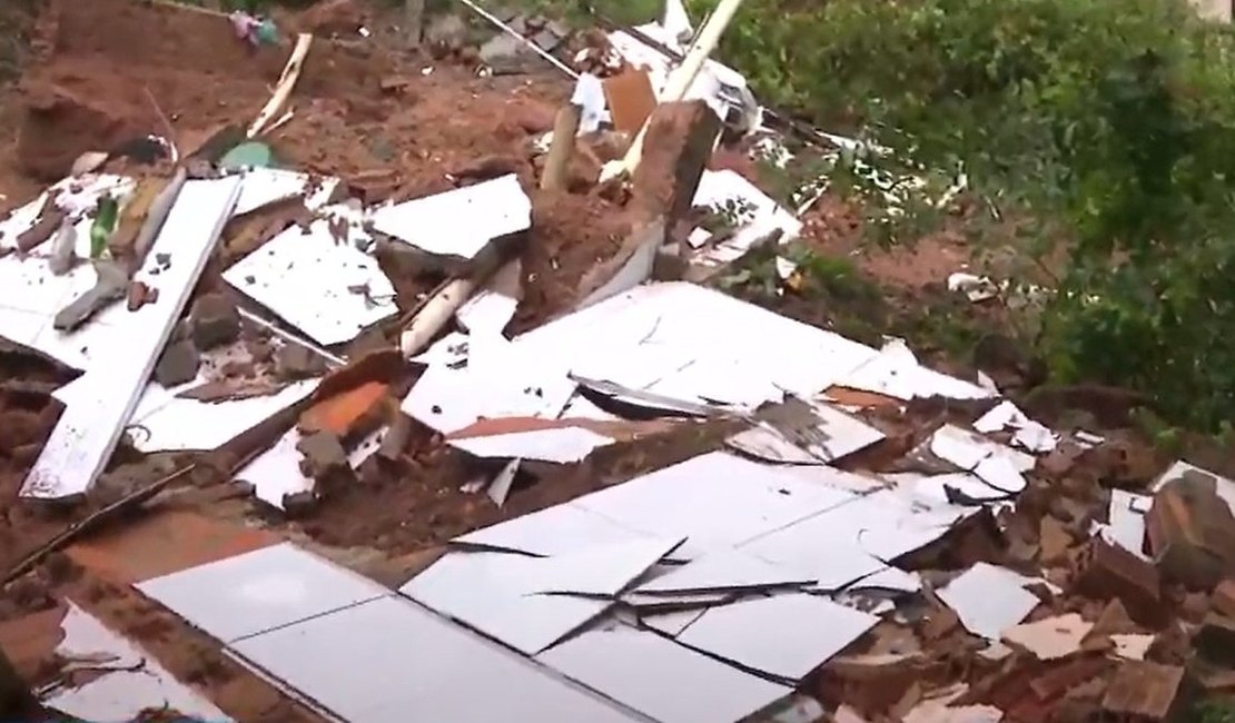 Quase 400 pessoas tiveram casas afetadas pela chuva intensa que atinge Alagoas