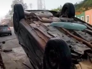 Carro colide e capota em ladeira no Centro do município de Porto Calvo